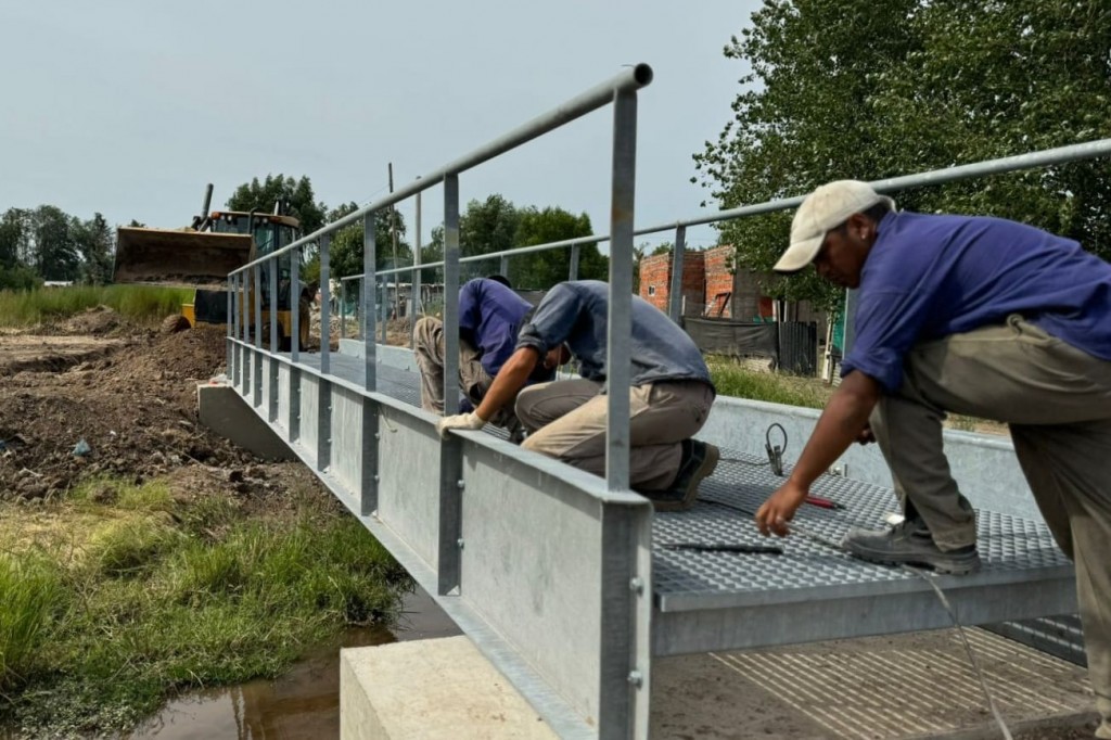 Villa del Parque: el Municipio instaló un nuevo puente peatonal sobre el arroyo Lanusse