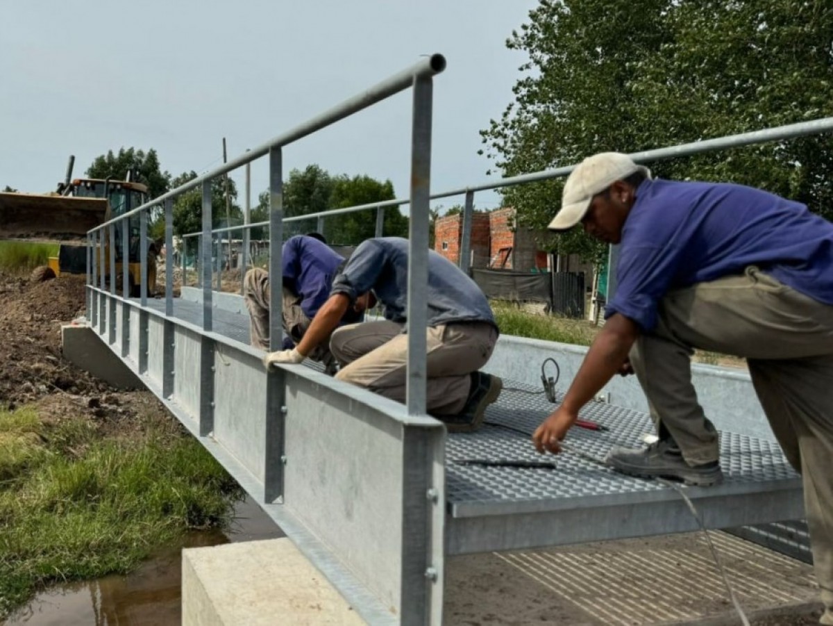 Villa del Parque: el Municipio instaló un nuevo puente peatonal sobre el arroyo Lanusse