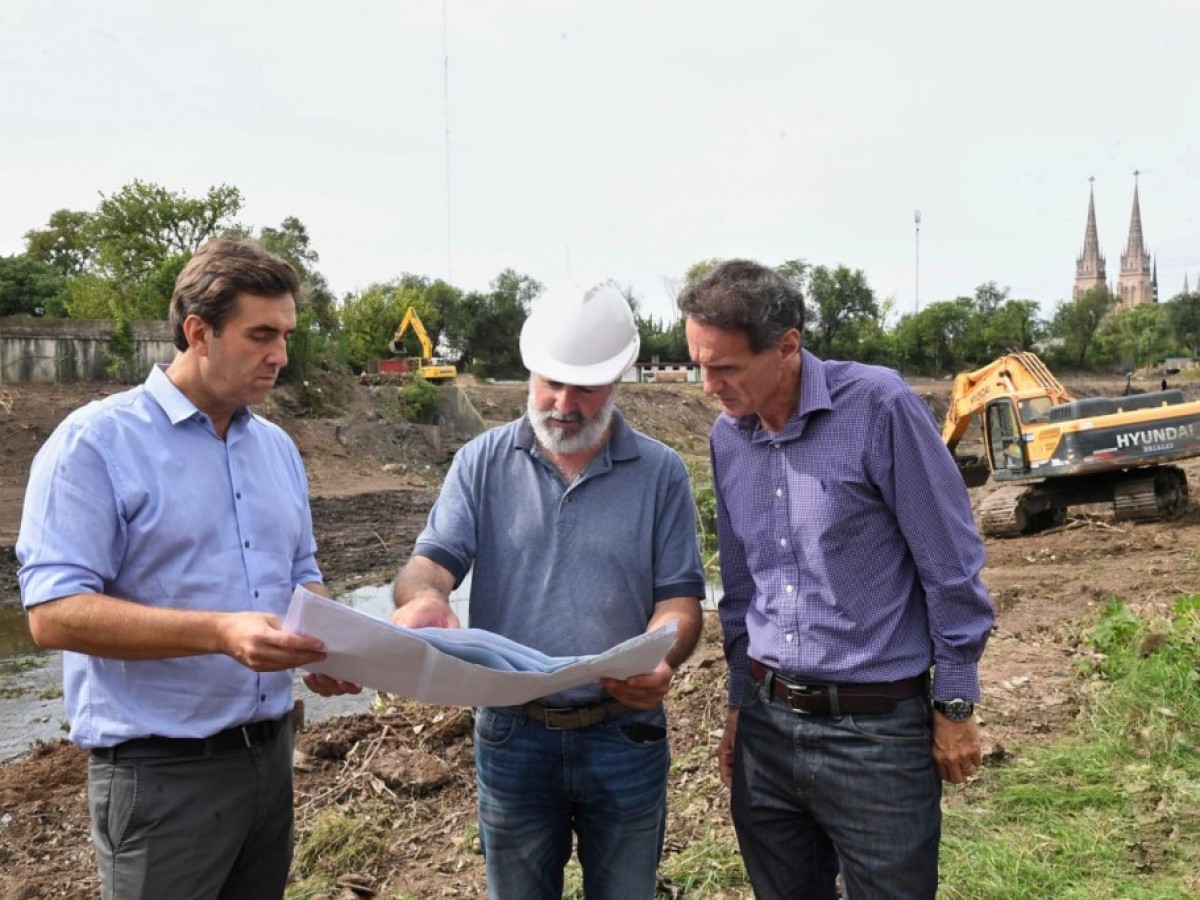 El Intendente y el Ministro Katopodis recorrieron las obras de adecuación del río Luján 