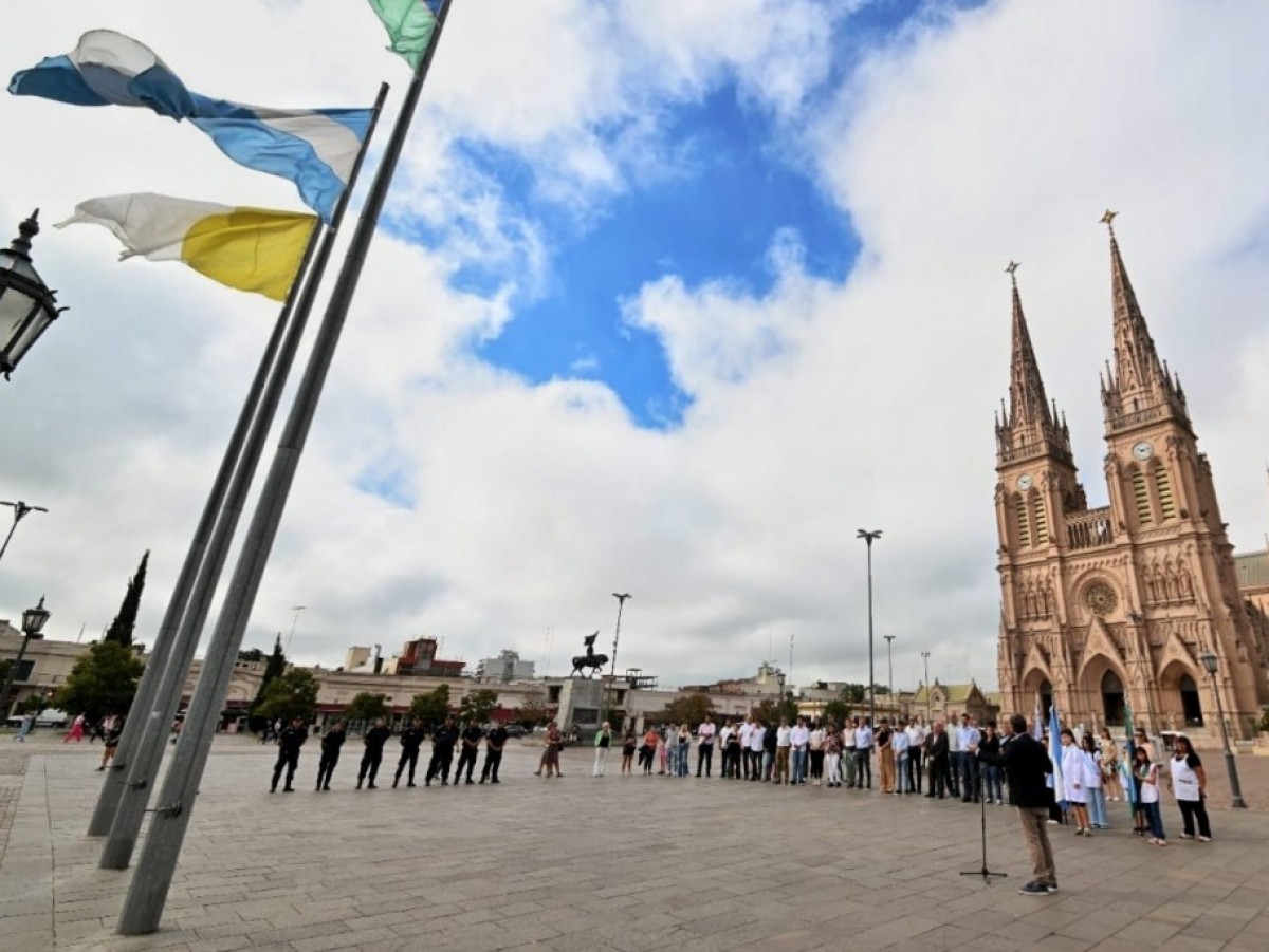 Se realizó el acto por el 212° aniversario de la creación de la Bandera Nacional