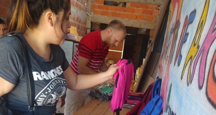 JÓVENES PRO LUJÁN ENTREGARON MÁS DE 100 KITS ESCOLARES