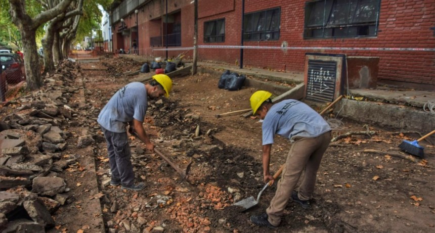 El Municipio inició trabajos de reconstrucción de veredas en la Escuela Industrial 