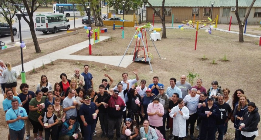 Se inauguró una nueva plaza inclusiva en el Polideportivo Municipal 