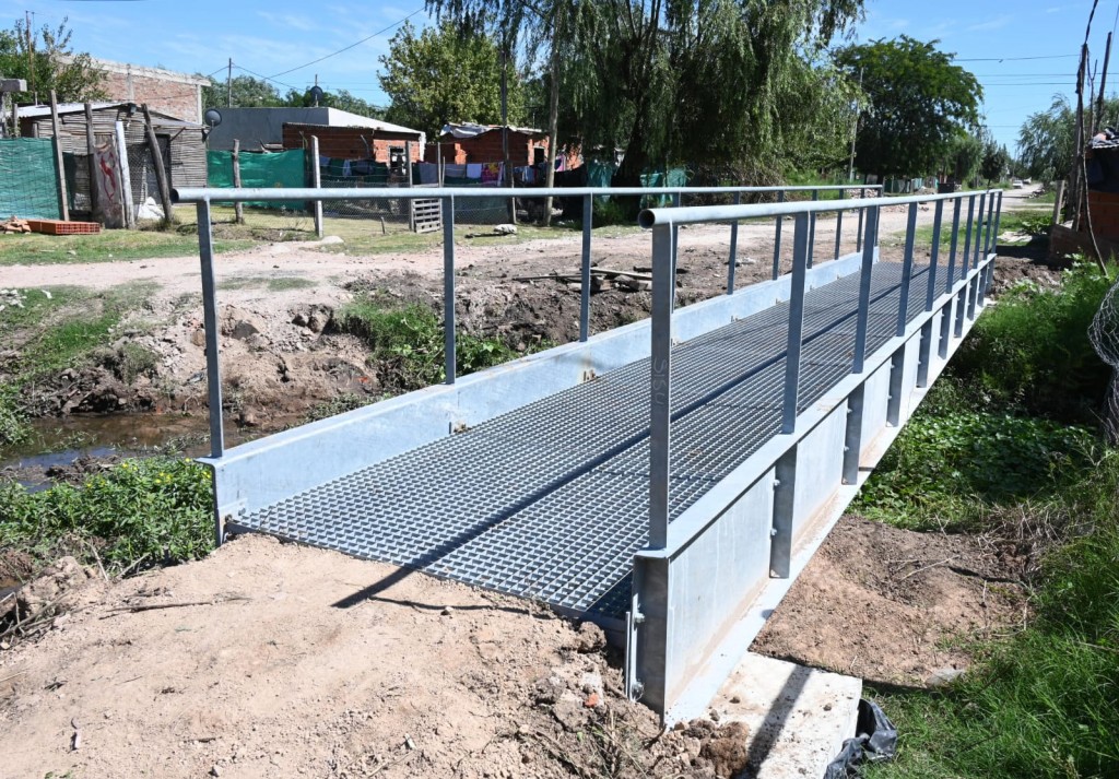 El Municipio instaló un nuevo puente peatonal en Villa del Parque
