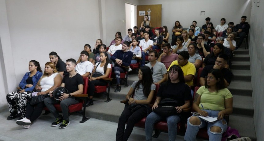 Se realizó una charla informativa para ingresantes a la Escuela de Policía 