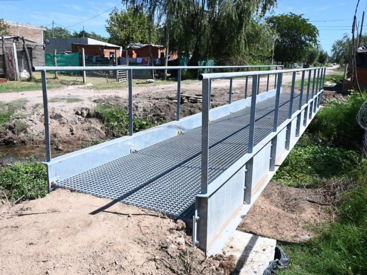 El Municipio instaló un nuevo puente peatonal en Villa del Parque