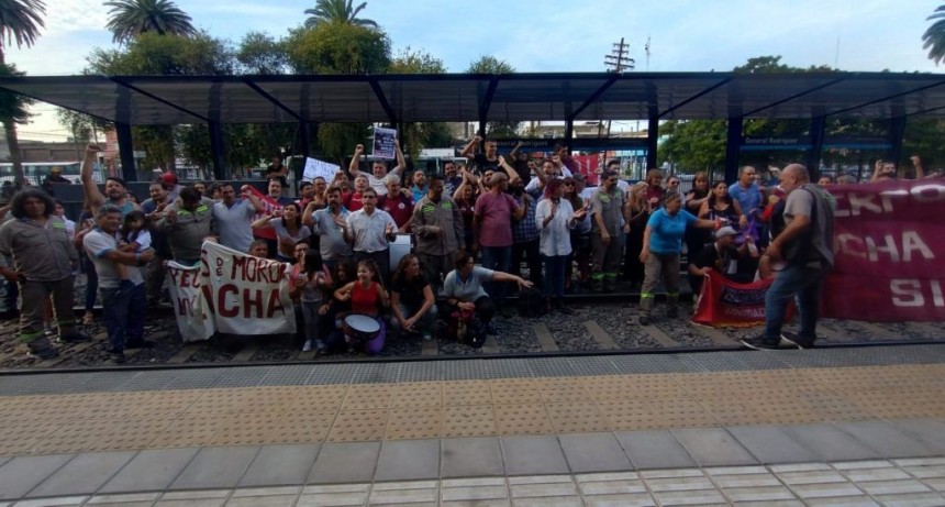 Los trabajadores de la Línea Sarmiento se declararon en estado de alerta 