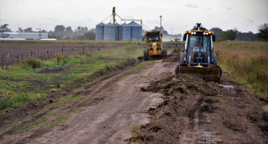 Continúan los trabajos de mejoramiento de caminos rurales     