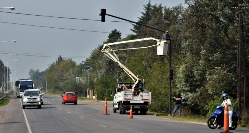 Seguridad vial: el Municipio instala un nuevo semáforo en Ruta 7 y Julio A. Roca