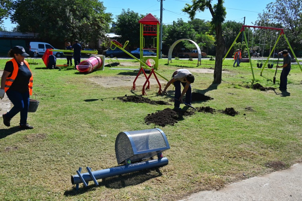 El Municipio instala nuevos juegos infantiles en plaza del barrio Ameghino
