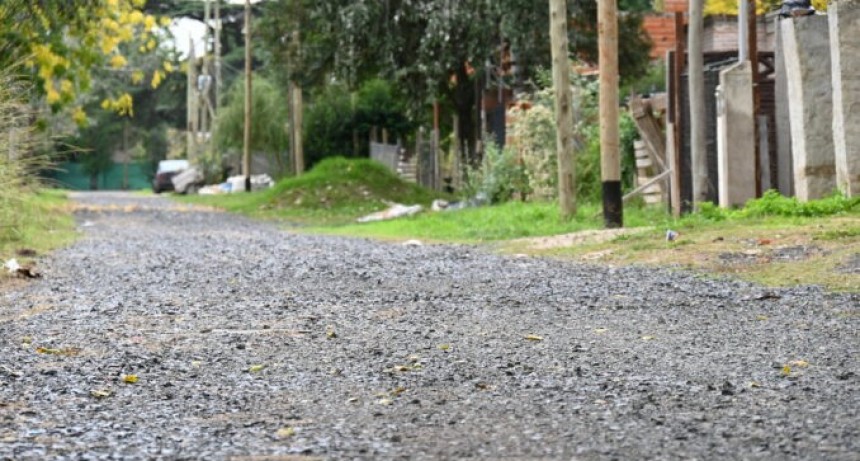 El Municipio realiza trabajos de mejoramiento vial en barrio Elli