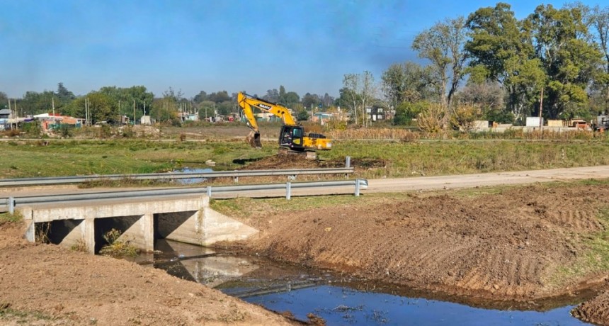 El Municipio realiza trabajos de saneamiento del arroyo Lanusse