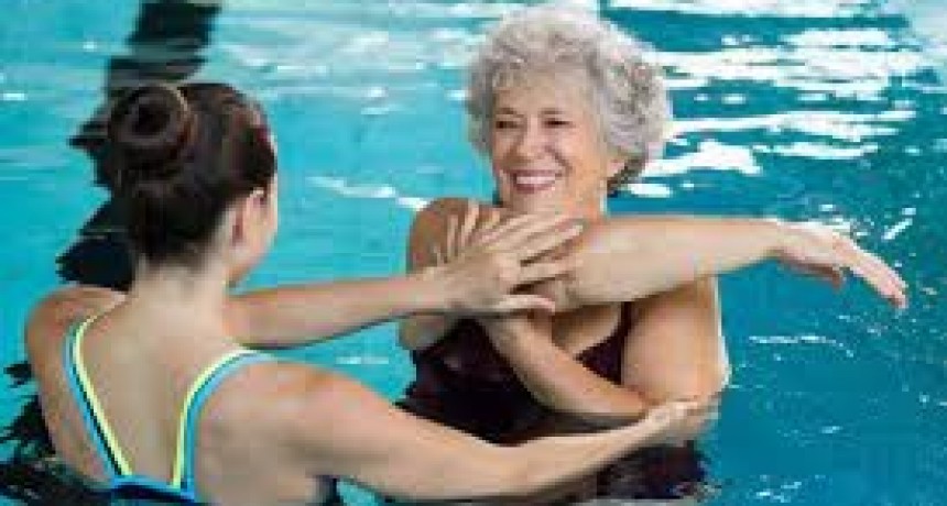 Terapia Acuática: Un área de la kinesiología poco conocida pero de efectividad comprobada para tratar diversas patologías