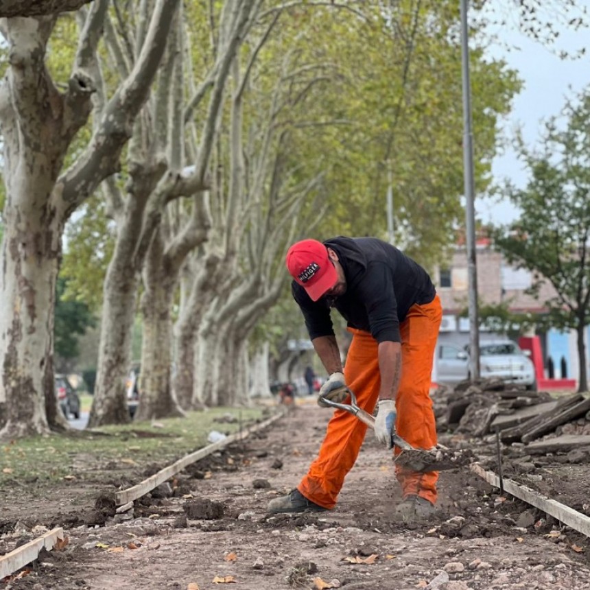 Construcción de veredas en las plazoletas José Ingenieros y del barrio Los Paraísos