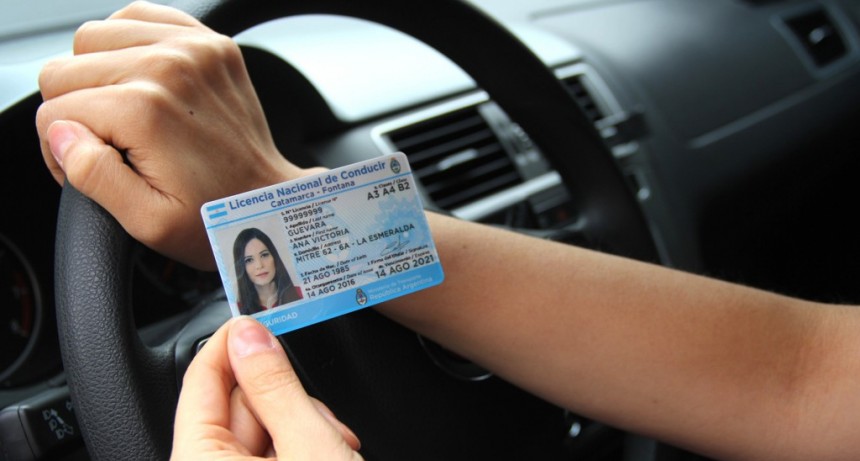 La Defensoría pidió que las personas con multas impagas igual puedan renovar la licencia de conducir