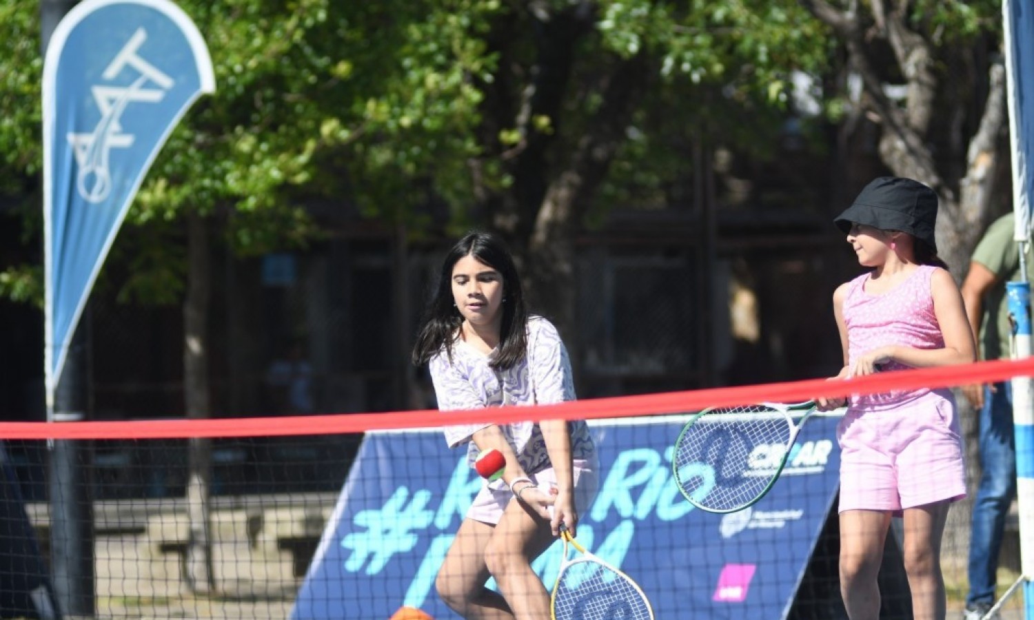 Jornada recreativa en plaza Belgrano para promover la práctica de tenis