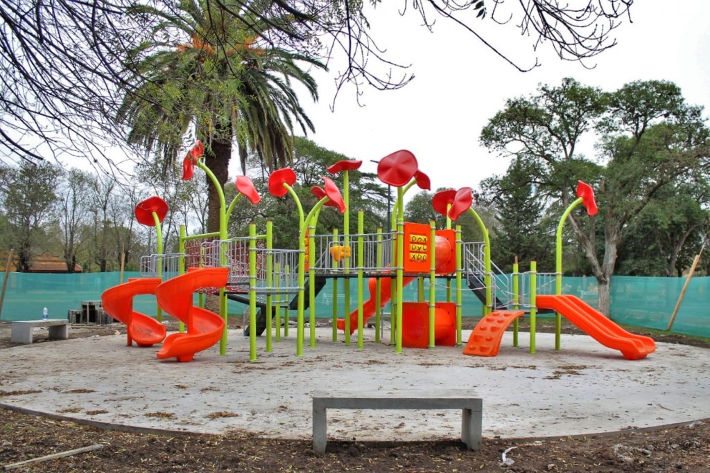 Avanza la instalación de nuevas islas de juegos infantiles en cuatro plazas