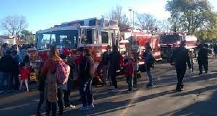 Los Bomberos Voluntarios de Luján realizaron un desfile institucional