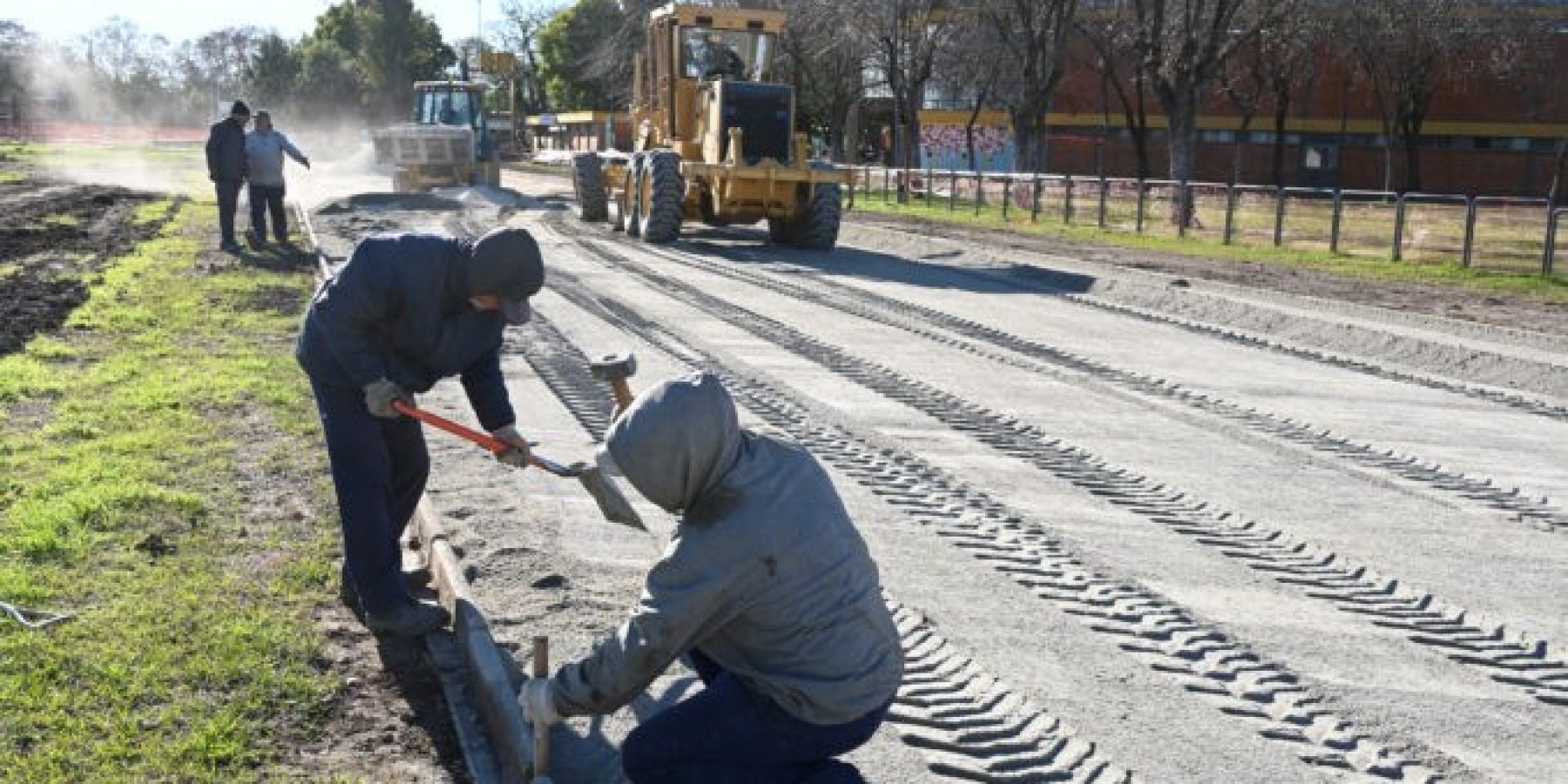 Avanzan los trabajos de renovación de la pista de atletismo del Polideportivo Municipal