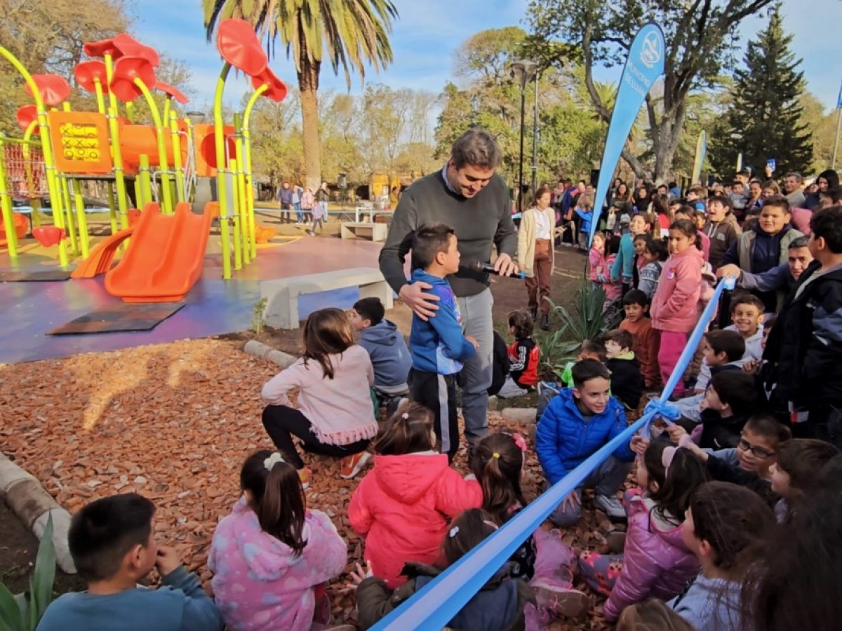 El Intendente inauguró los nuevos juegos infantiles de la plaza de Open Door 