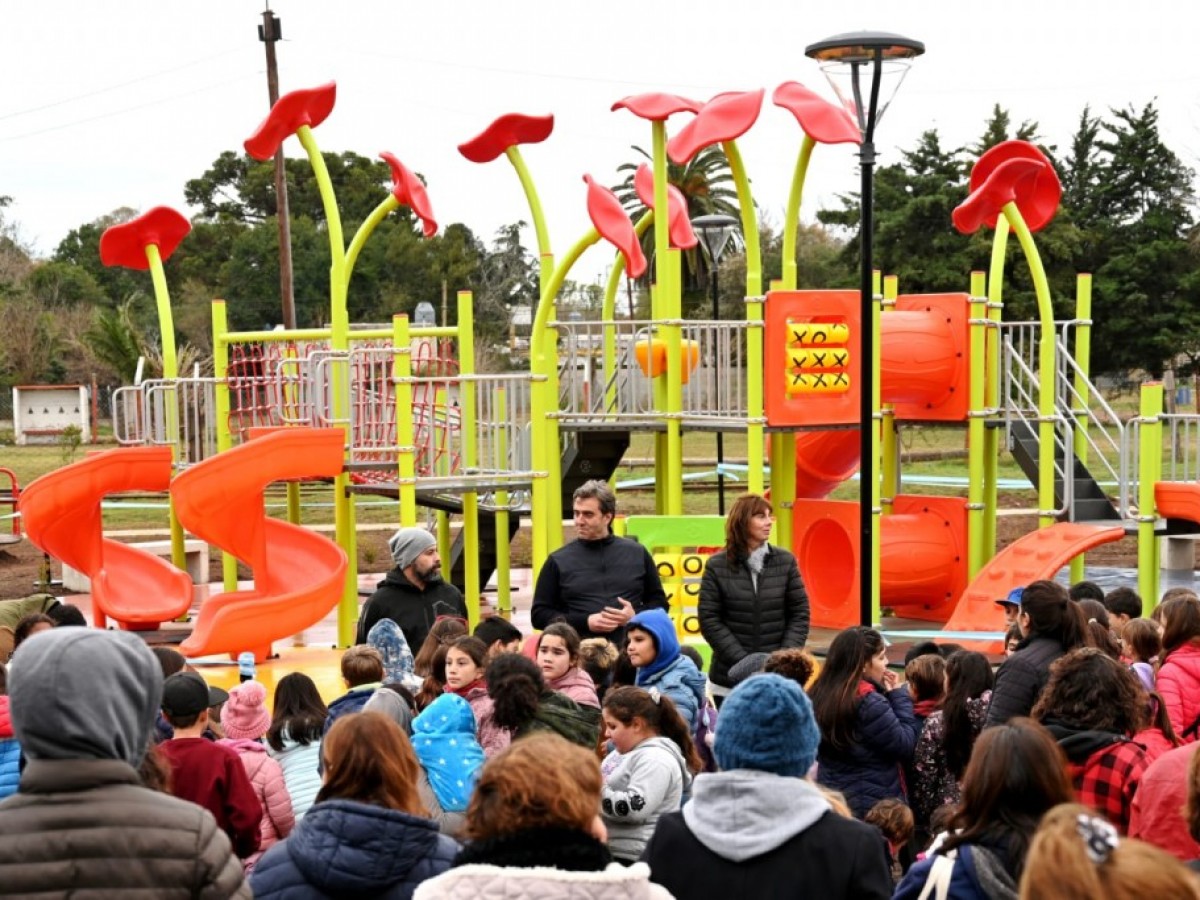  El Intendente inauguró los nuevos juegos infantiles de la plaza de Torres 