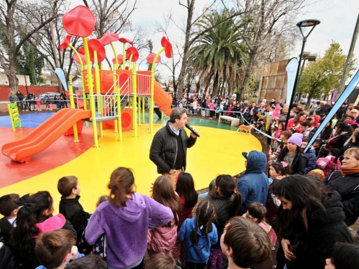 El Intendente inauguró los nuevos juegos infantiles de la plazoleta Juan Manuel de Rosas 