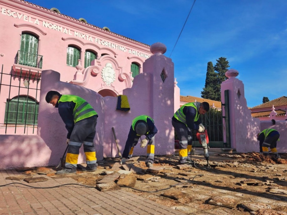 El Municipio inició trabajos de reconstrucción de veredas en la Escuela Normal