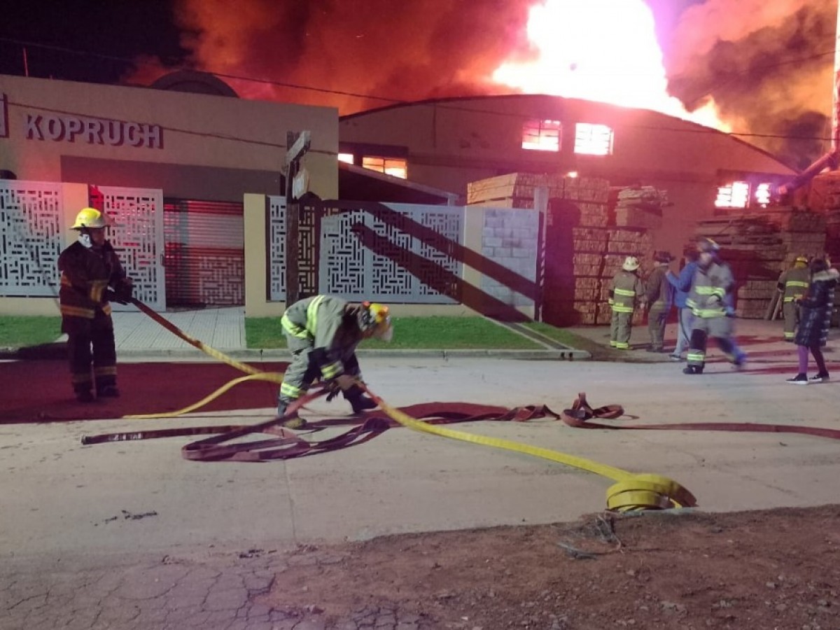 Incendio en Maderera Kopruch: más de 20 dotaciones controlaron el fuego