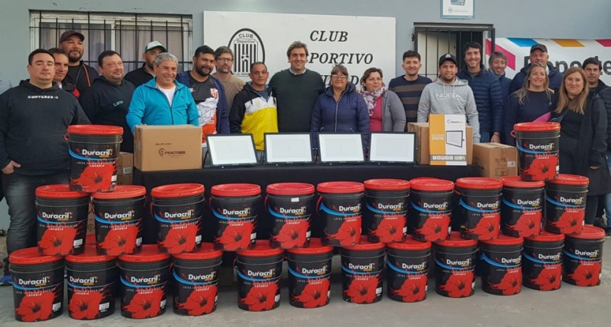 El Intendente entregó reflectores LED y pintura a las Escuelas de Fútbol de ACIFO
