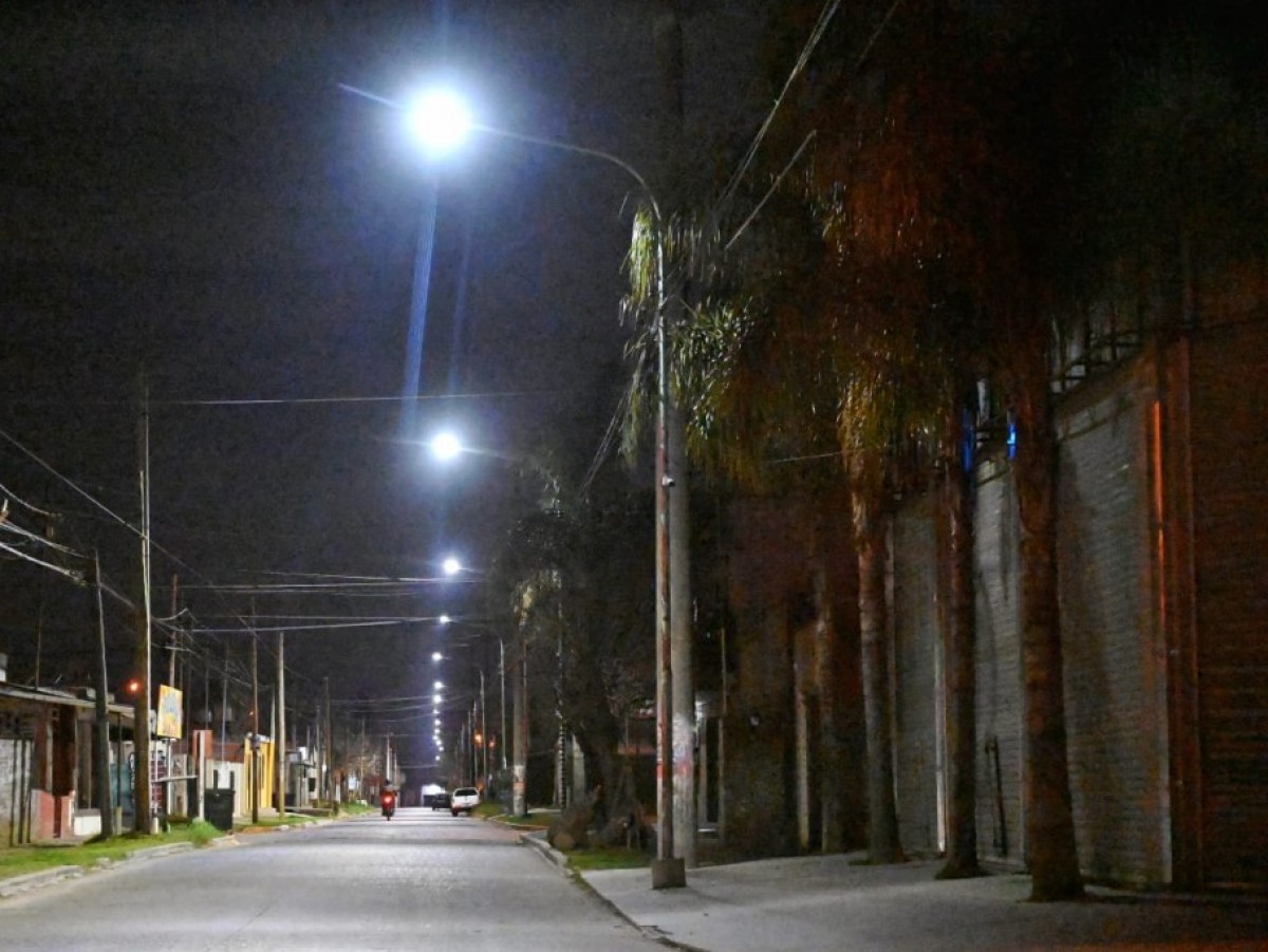 Continúa la instalación de nuevas luces LED en diferentes barrios de Luján 