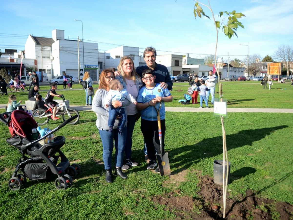 Primera plantación de especies nativas en el Paseo Independencia