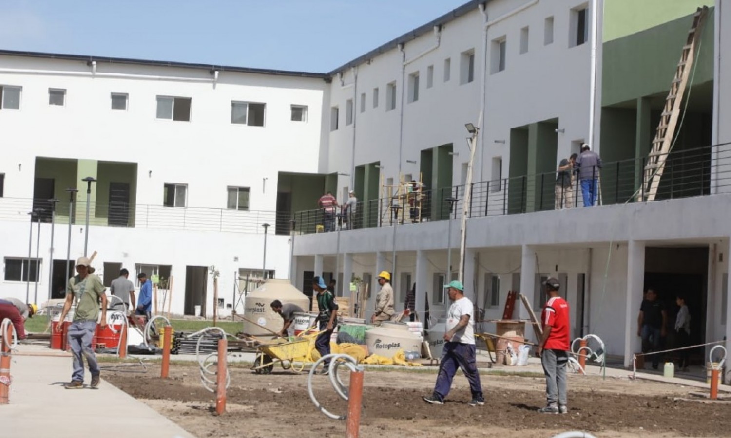 Maggiotti y Nardini supervisaron el avance de obras de vivienda en Malvinas Argentinas