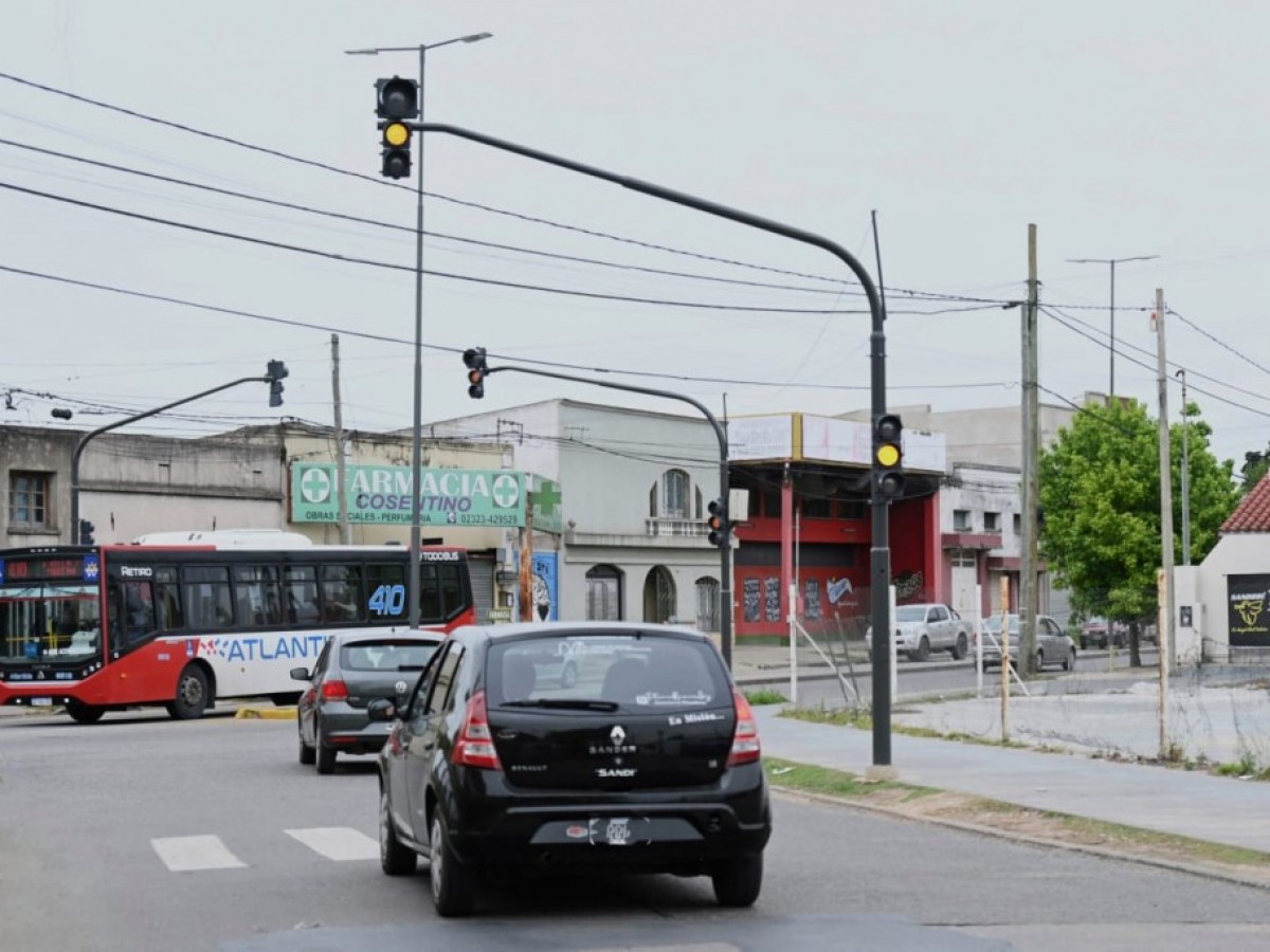 Seguridad vial: el Municipio instala un nuevo semáforo en Mitre y Constitución