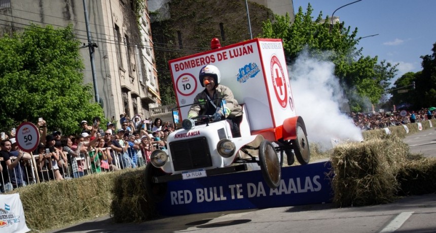 Los Bomberos de Luján ganaron la carrera de los Autos Locos
