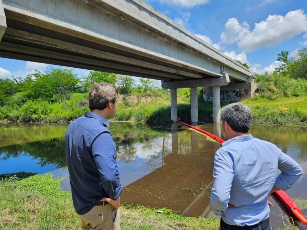 Río Luján: instalan una barrera sanitaria en Olivera para retener residuos
