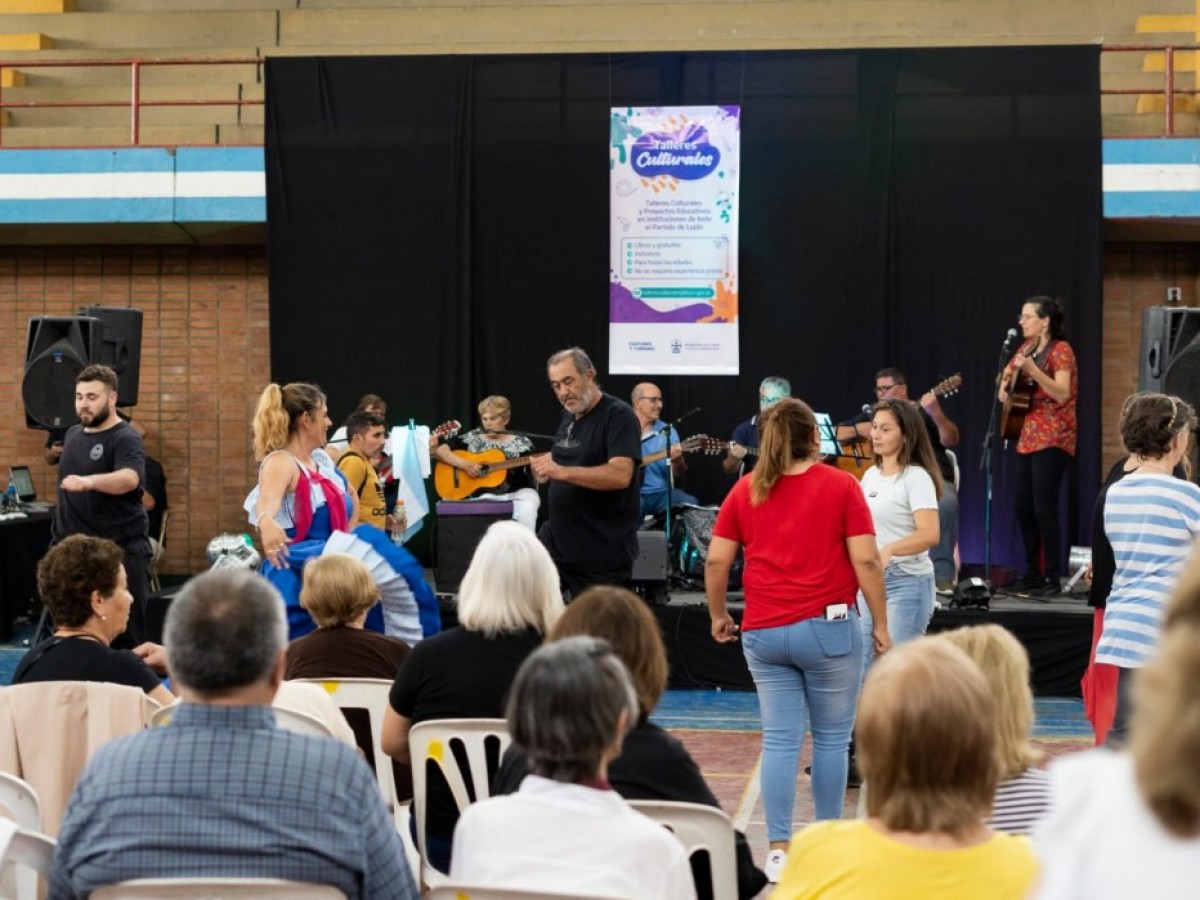 Se realizó la Muestra Anual los Talleres Culturales en el Polideportivo 