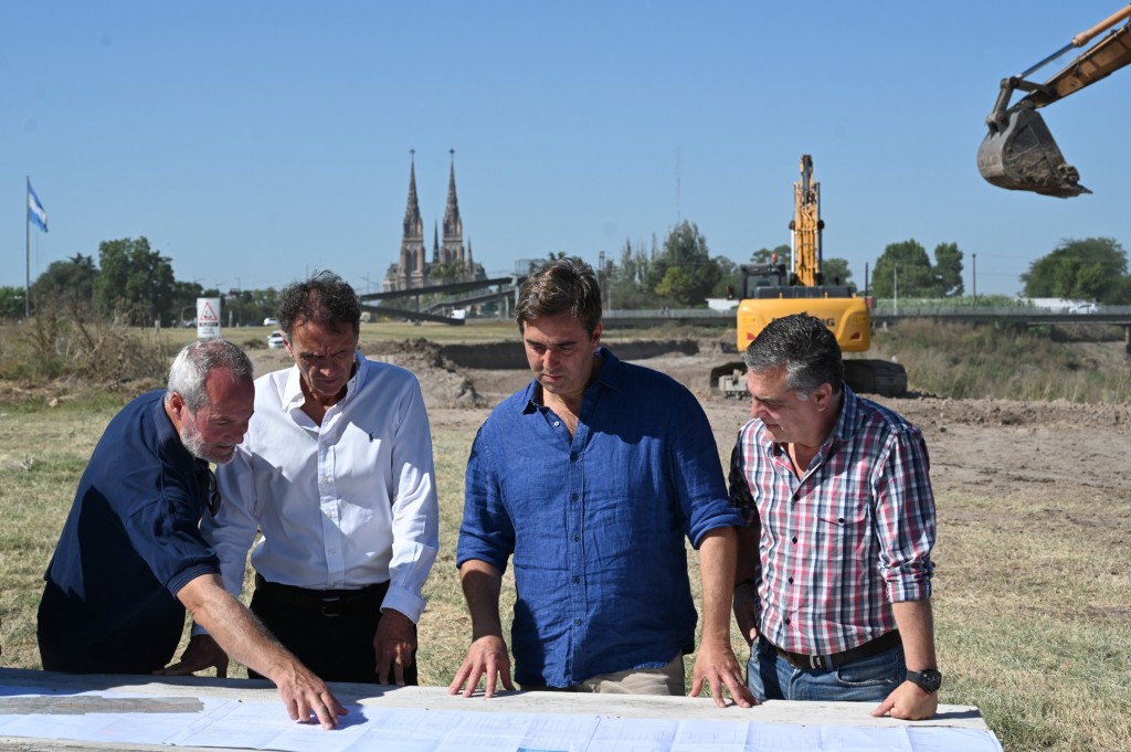 El Intendente Leonardo Boto y el Ministro Gabriel Katopodis recorrieron las obras de readecuación del río Luján