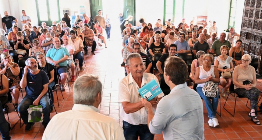 Transporte público: el Intendente entregó 300 Pases Libres Multimodales 