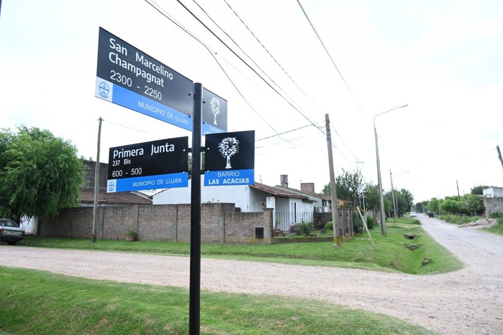 El Municipio instala nomencladores de calles en barrio Las Acacias