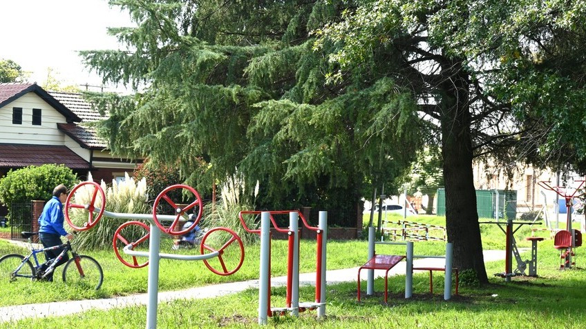 Se instaló un nuevo gimnasio urbano en Jáuregui