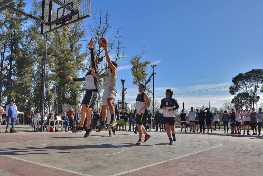 Festejos y competencias por el primer año de las nuevas canchas de básquet del Parque San Martín