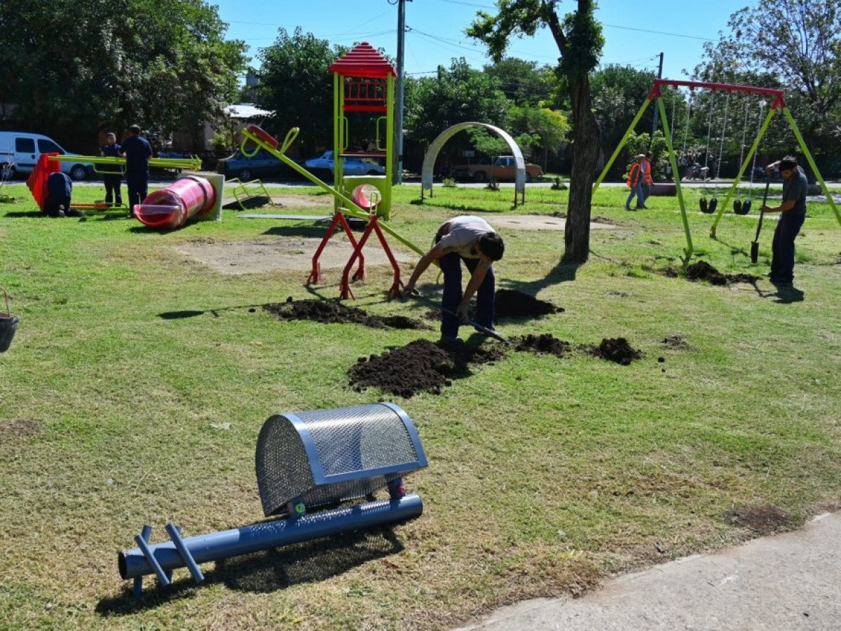 El Municipio instala nuevos juegos infantiles en plaza del barrio Ameghino