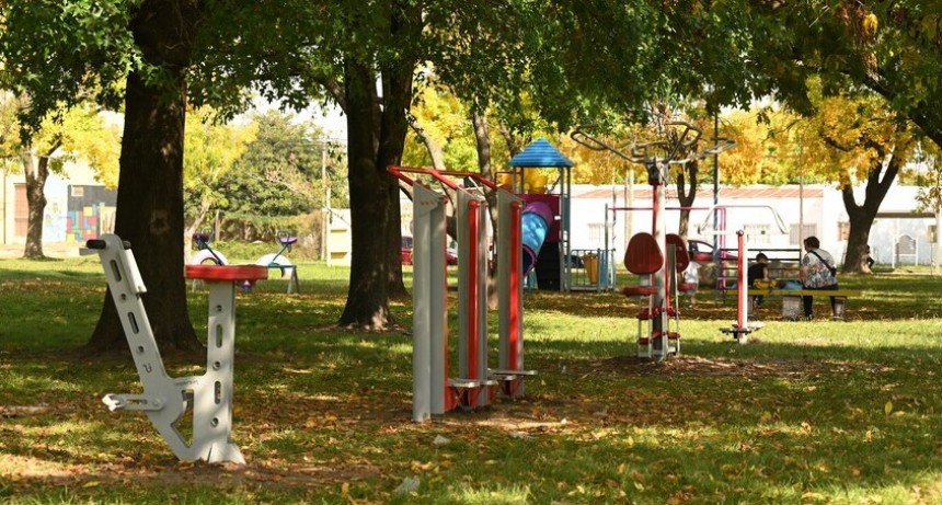 Se realizó el recambio de juegos en la plaza del barrio Juan XXIII