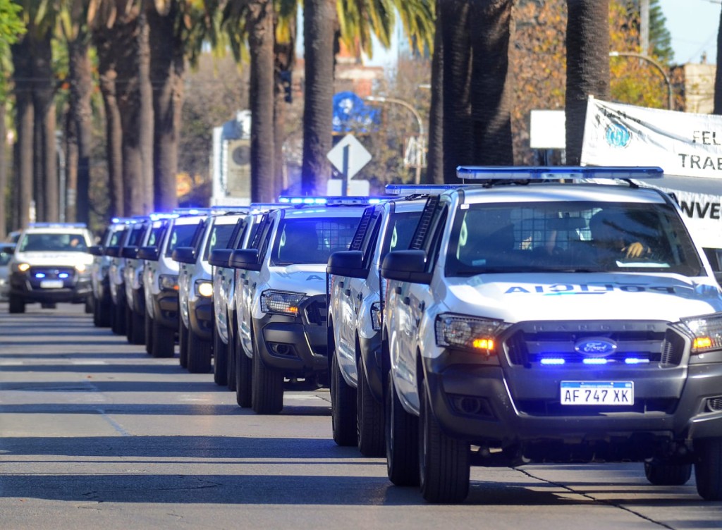 el Intendente presentó 12 nuevos móviles policiales