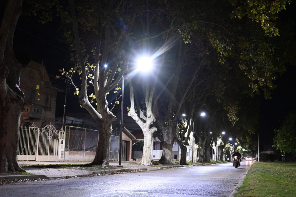 El Municipio instaló nueva iluminación LED en avenida España