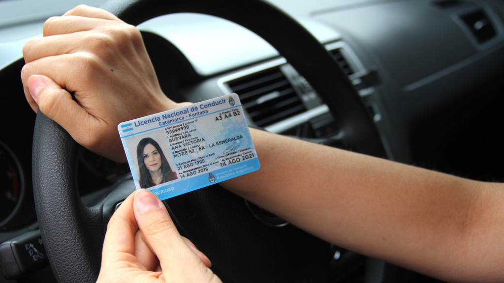 La Defensoría pidió que las personas con multas impagas igual puedan renovar la licencia de conducir