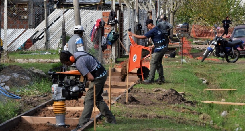 Continúa la construcción de veredas en barrios y localidades 