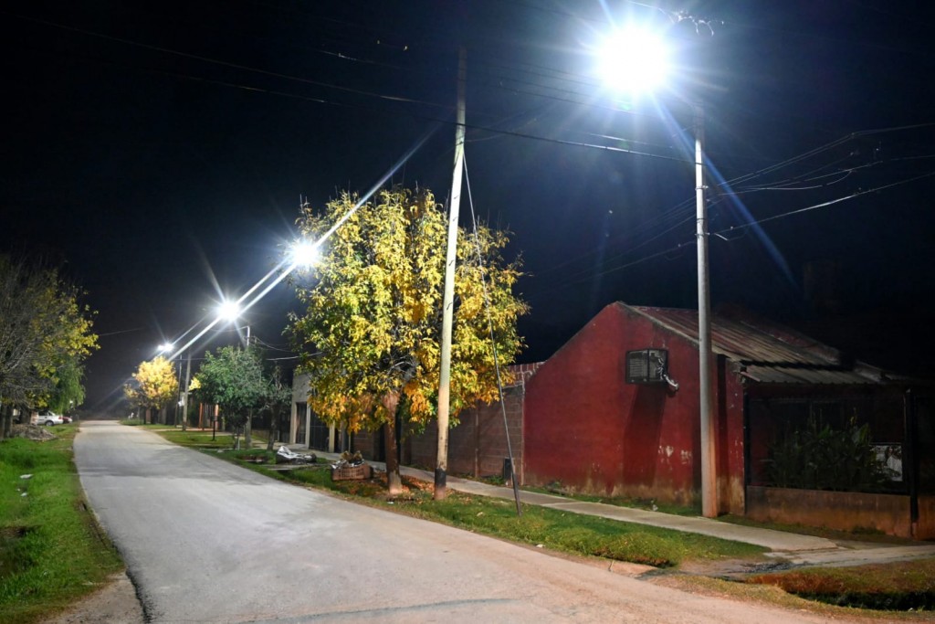 El Municipio instala nuevas luces LED en el barrio Villa del Parque 