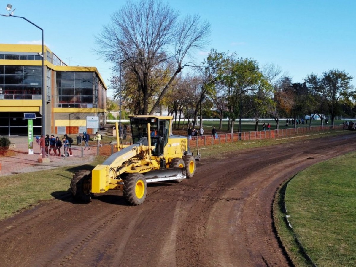 Comenzaron los trabajos de renovación de la pista de atletismo