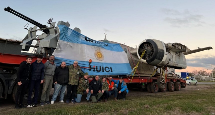 Malvinas: llegó el avión que se instalará en el Monumento a los Caídos 
